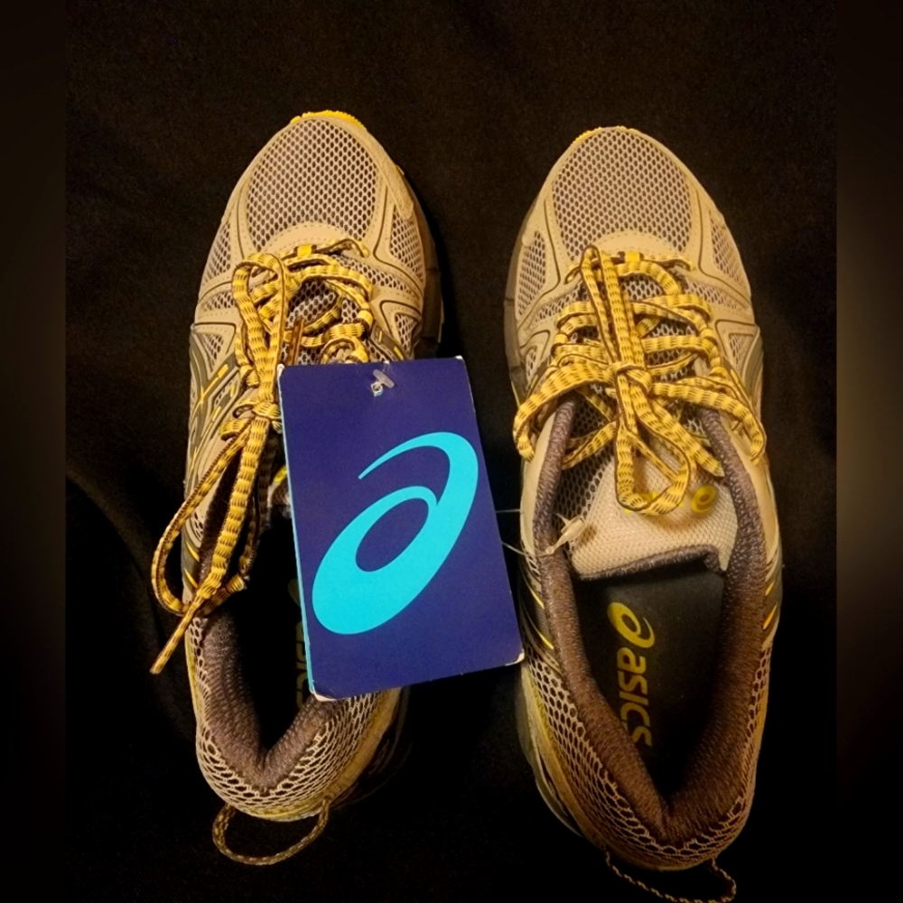 NWT Asics Gel Kahana, Women's size 8.5